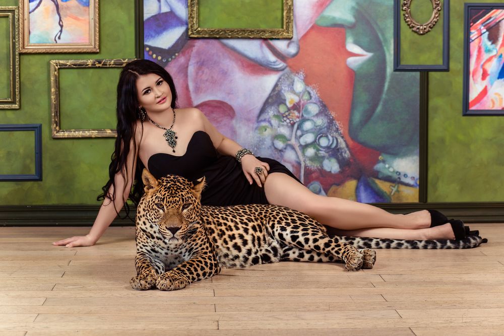 49 летняя искусница дома позирует в леопардовом белье 
