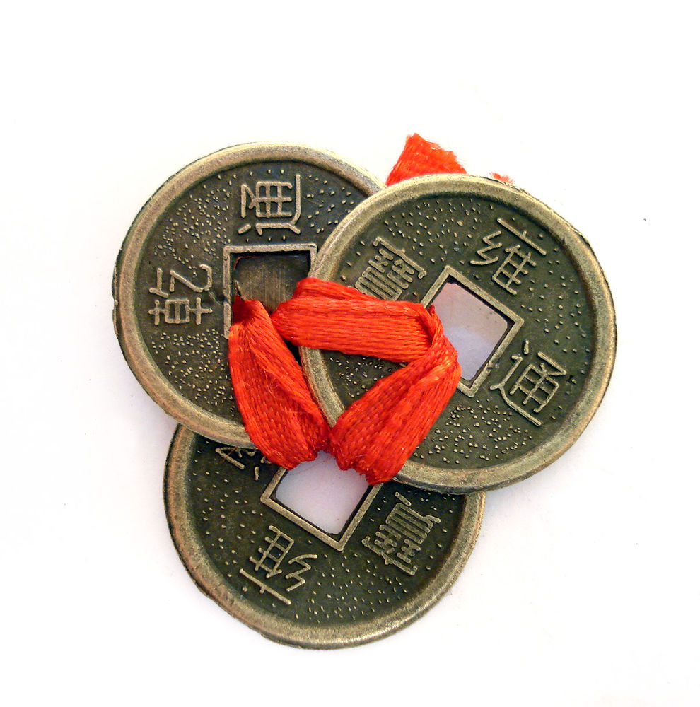 Флаг китая в окружении счастливых монет фен-шуй. концепция китайской экономики.