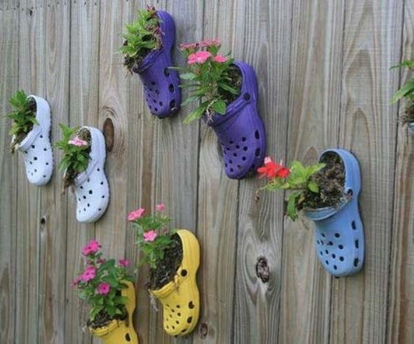 Цветочные горшки из старой обуви — оригинальное украшение для сада, фото № 6