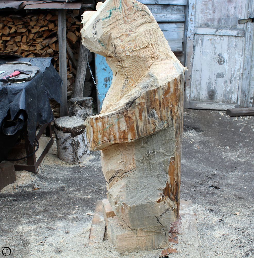 Умелец из Вятских Полян вырезал из дерева скульптуру медведя с балалайкой