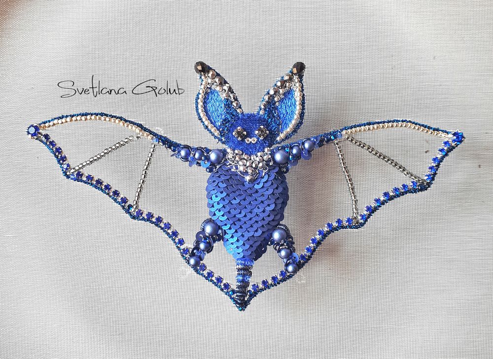 Летучая мышь из бисера схема. Бисероплетение летучая мышь. Брошь летучая мышь вышивка. Летучая мышь вышивка бисером. Летучая мышка из бисера.