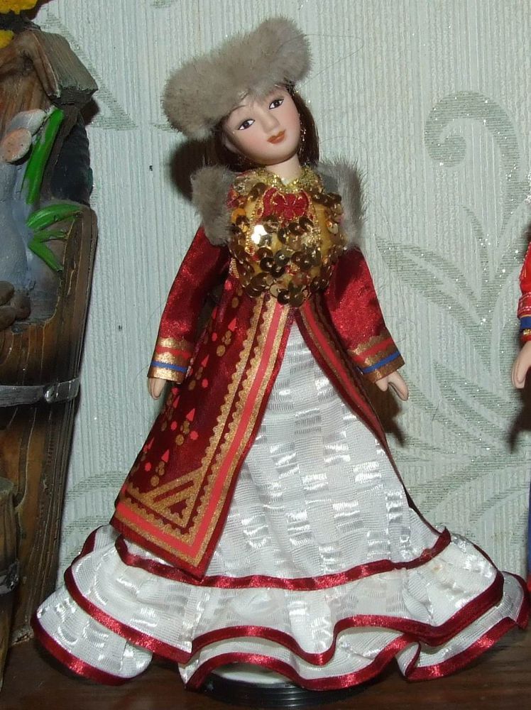 Кукла в национальной одежде. Национальная кукла башкирка. Куклы в национальных костюмах. Кукла в башкирской национальной одежде. Кукла в народном костюме.