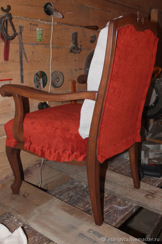 Реставрация деревянного кресла. Переделка старых кресел. Реставрация старого кресла. Старое кресло с деревянными подлокотниками. Старинный стул с подлокотниками.