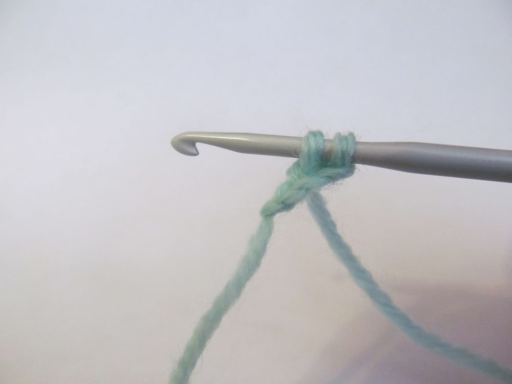 Как связать крючком самый простой шнур (завязку)