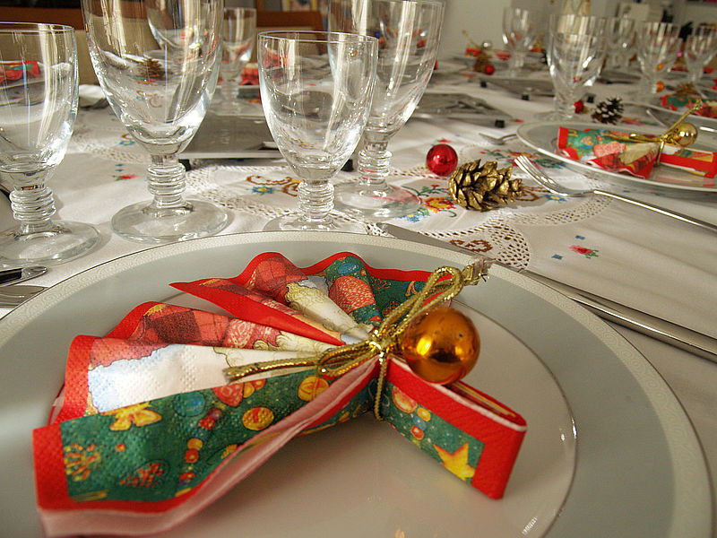 Как красиво сложить салфетки для праздничного стола: 6 новогодних идей — конференц-зал-самара.рф