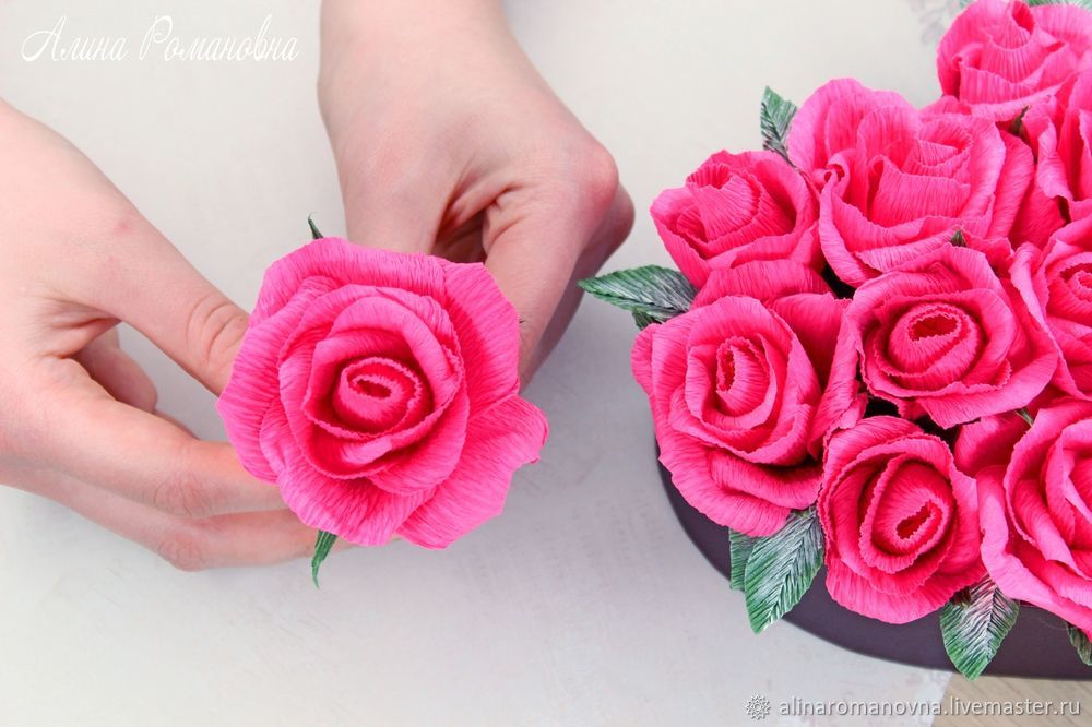 Розы из гофрированной бумаги с конфетами: мастер-классы с фото — Самый Смак