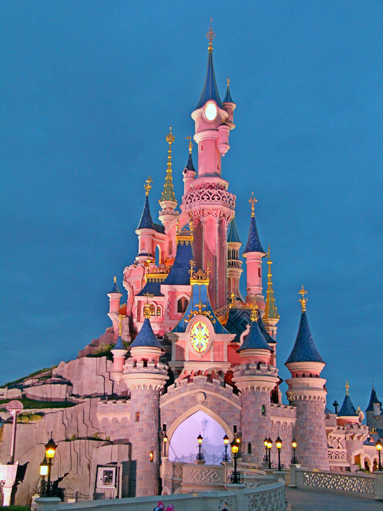 Замок диснейленд. Диснейленд замок спящей красавицы. Парижский Диснейленд замок спящей красавицы. Замок Уолта Диснея в Германии. Диснейленд в Испании.