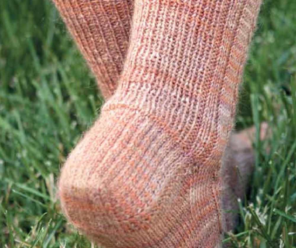 Носки для НАЧИНАЮЩИХ. Мастер класс-как вязать обыкновенные тёплые носки с толстой пяткой.