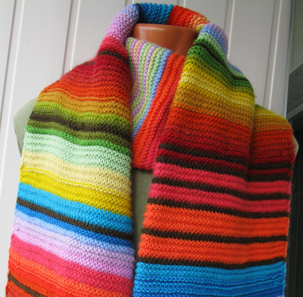 Цветной шарф. Разноцветный шарф. Разноцветный вязаный шарф. Шарф многоцветный спицами. Разноцветный шарф спицами.