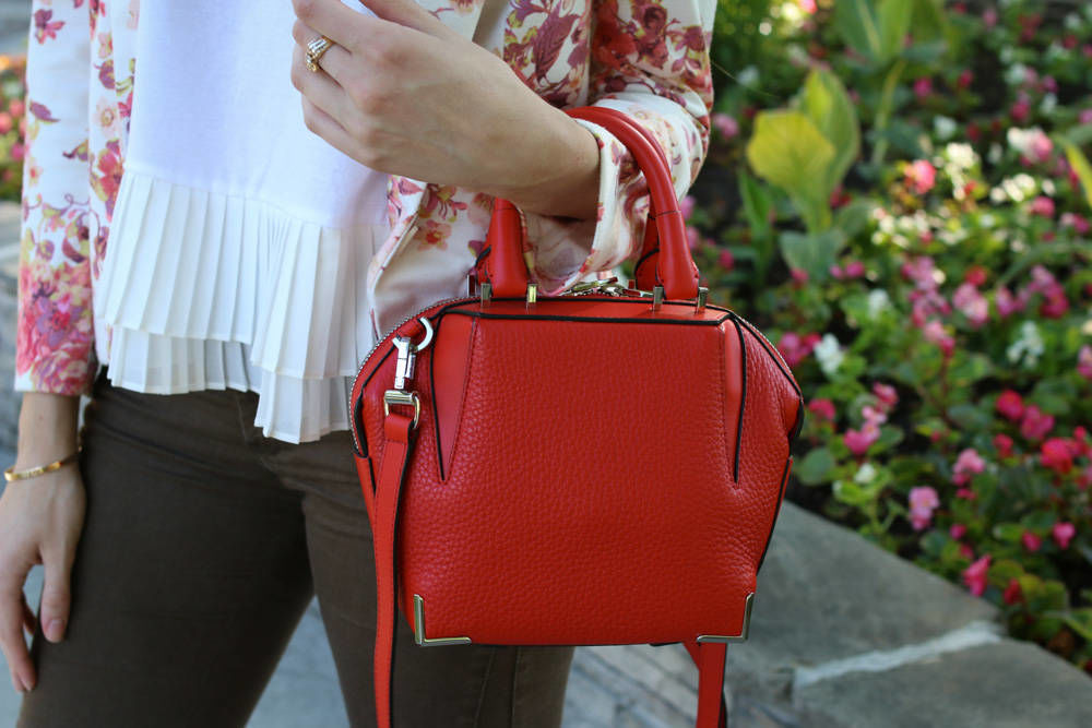 Красная сумка с чем носить весной
