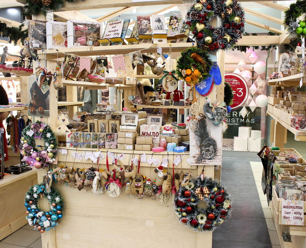 Ярмарка новогодних подарков ручной работы. Сувениры на весеннюю ярмарку. За подарками на ярмарку. Ярмарка подарков. Выставка рождественский подарок.