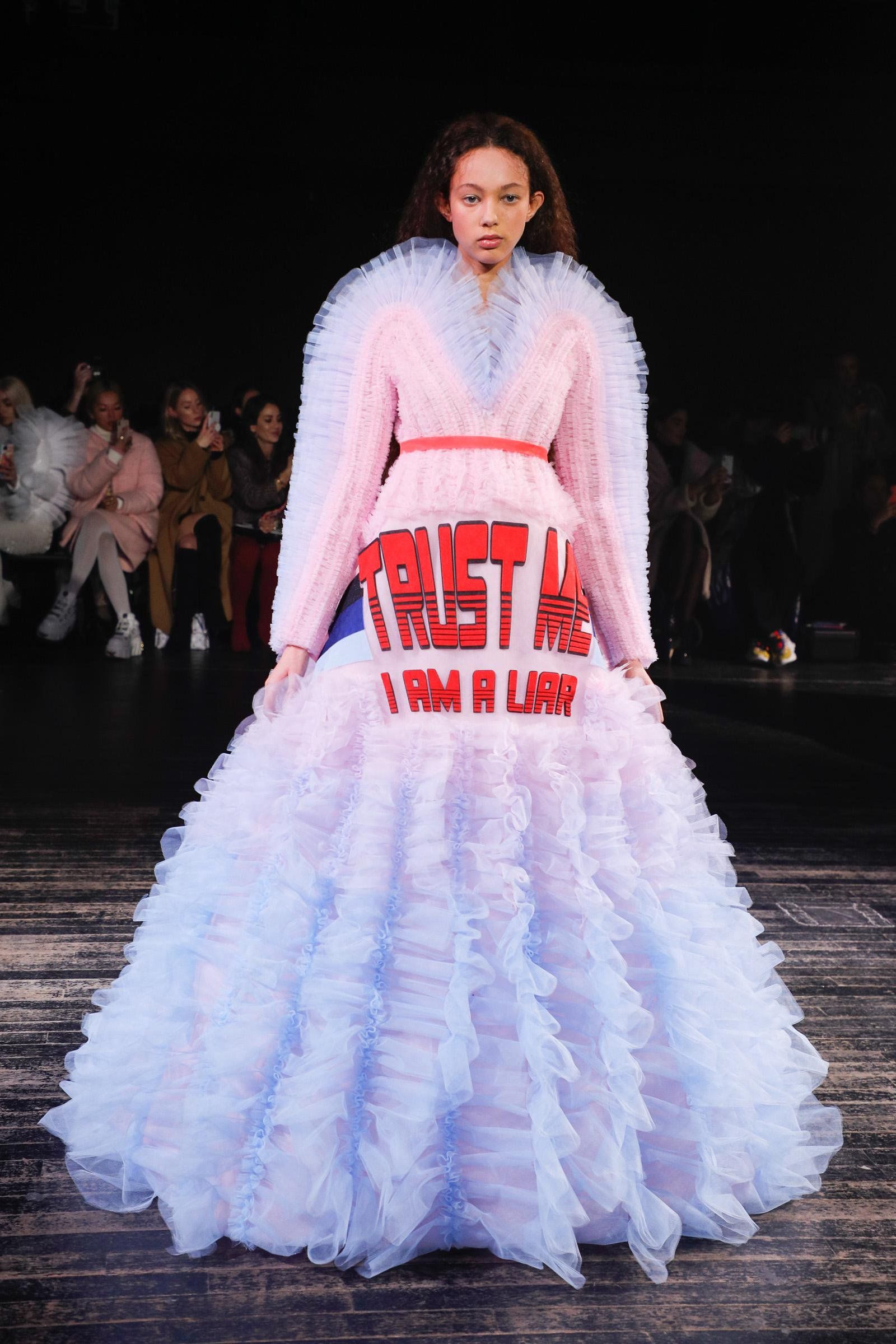 Angel Dresses With Bold Slogans Conceptual Viktor Rolf Spring Summer 19 Zhurnal Yarmarki Masterov