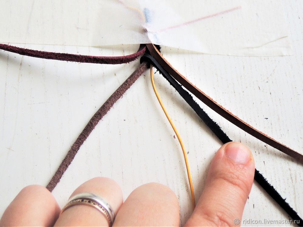 Как сделать браслет из плетеного кожаного шнура, фото № 5