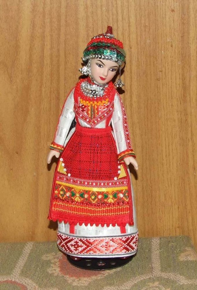Куклы в костюмах и платье с рунами