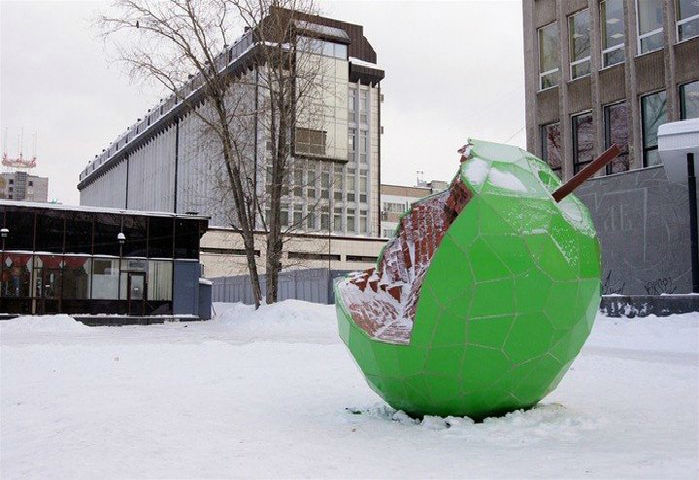 Яблоко пермь. Надкушенное яблоко памятник Пермь. Зелёное яблоко памятник в Перми. Арт объект яблоко в Перми. Скульптура зеленое яблоко в Перми.