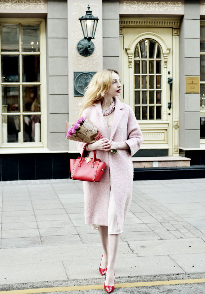 В розовом пальто