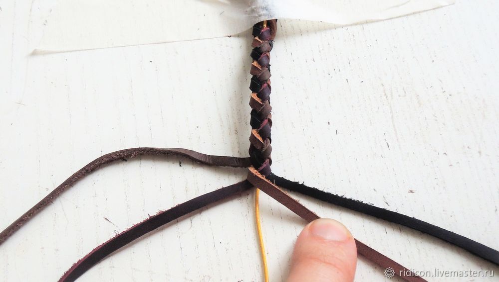 Как сделать браслет из плетеного кожаного шнура, фото № 12