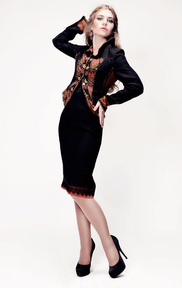 мужчина и женщина в современной одежде с элементами русского стиля в офисе