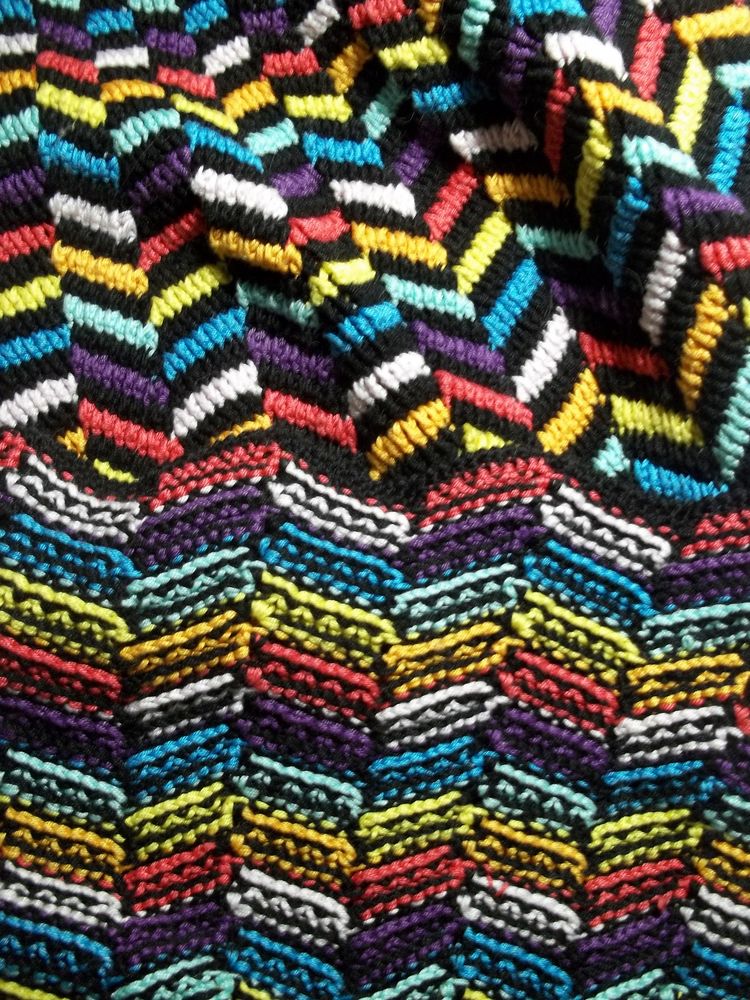 Вязание разными пряжами. Узоры для разноцветной пряжи. Цветное вязание. Необычные техники вязания. Многоцветное вязание крючком.