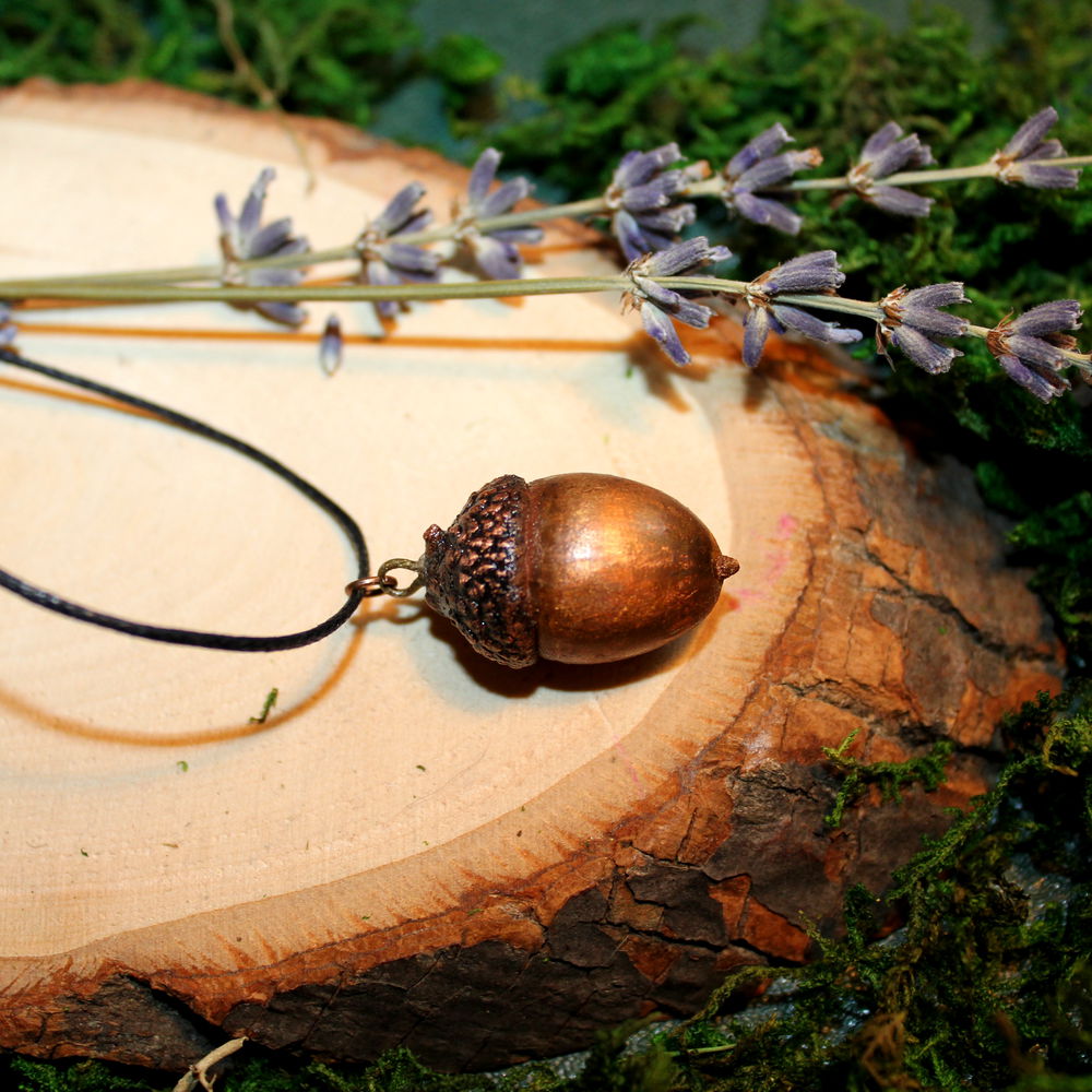желудь символизирует. желуди эстетика. амулет из желудя. желудь символизирует. брошь дубовый лист янтарь.