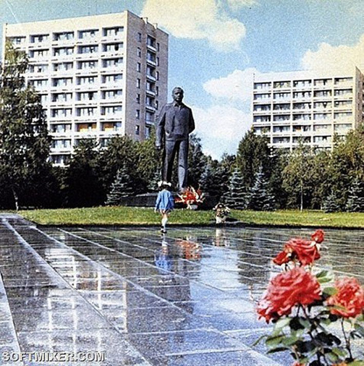 Прозвище гагарина в звездном городке. Дом Гагарина в Звездном Городке. Памятник Гагарину в Звездном Городке. Московский область Звездный городок памятник Гагарин.