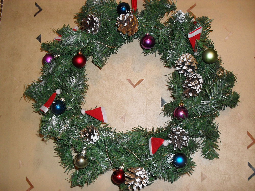Венок из старой искусственной елки своими руками. Венок из искусственной елки. Венки из искусственной елки. Новогодний венок из сосновых веток. Елка из еловых веток.