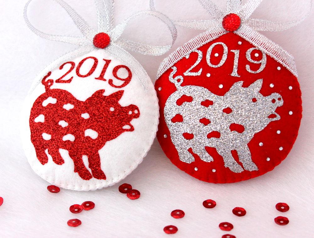 Символ 2019 года. Новогодние игрушки 2019 года. Новогодняя игрушка символ. Елочные игрушки с символикой сво. Елочные шары из Войлока с логотипом.