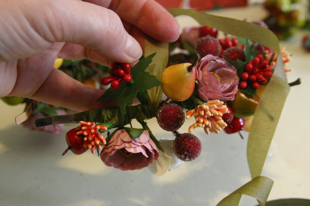 Изготовление короны из фруктов и ягод для Королевы урожая, фото. №16