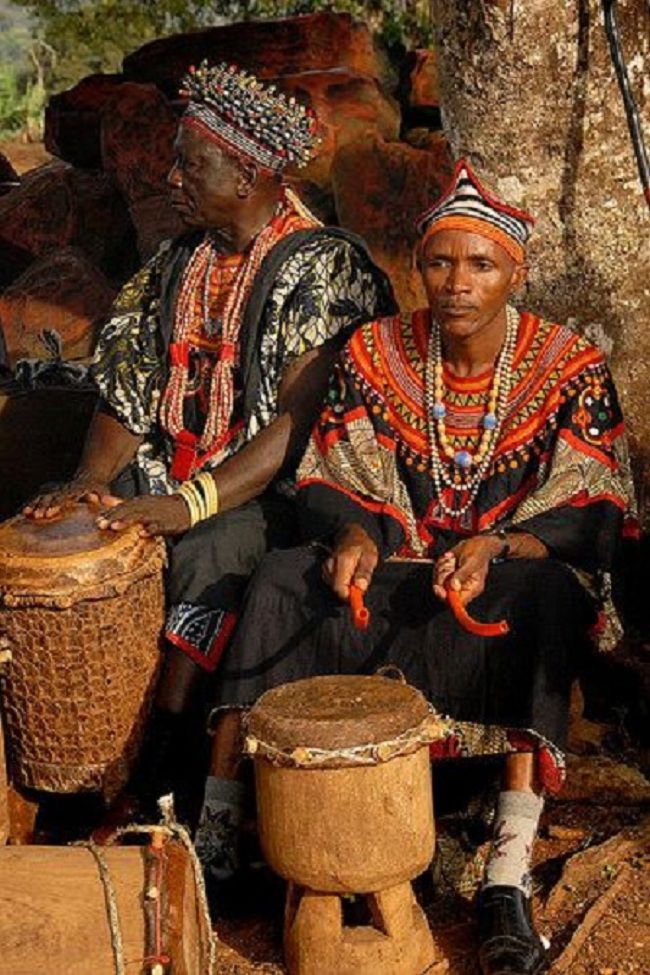 Африканский народ 7 букв. Камерун фольклор. Бали Камерун. Камерун как Африка в миниатюре.