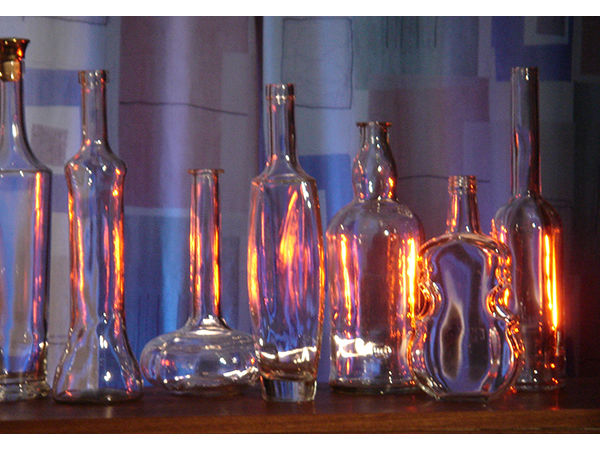 Звонкий стеклянный сосуд. Стеклянный сосуд. Производство бутылок из стекла. Красивый стеклянный сосуд. Завод из бутылок.