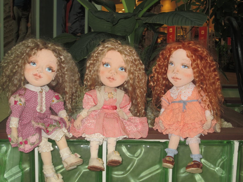Три сестра 12. 3 Сестры Германия куклы. Herbert sisters кудрявые. Магазин пряжи три сестрицы. Три сестрицы студия вязания.