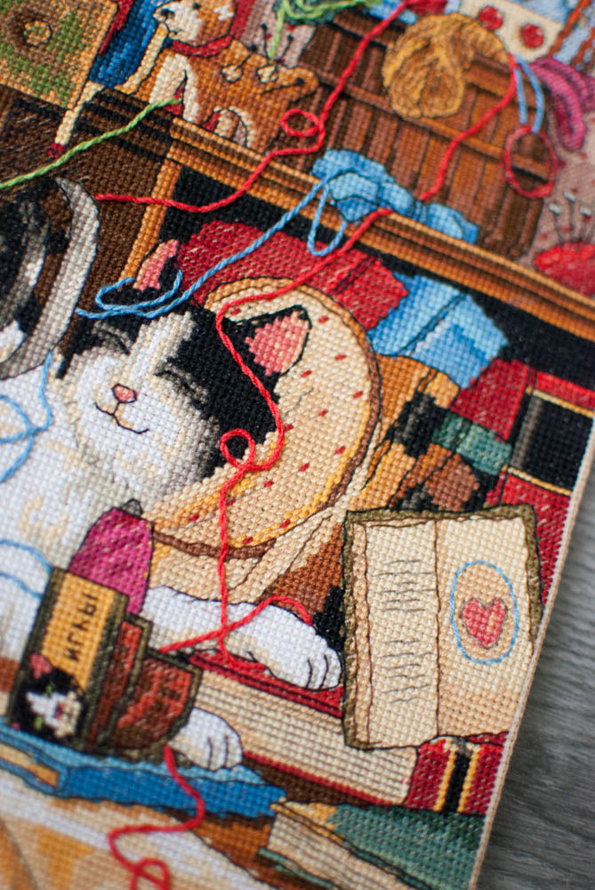 красивое рукоделие. ткань в стиле пэчворк. рукоделие готово. игольница для вышивания. игольница с вышивкой.