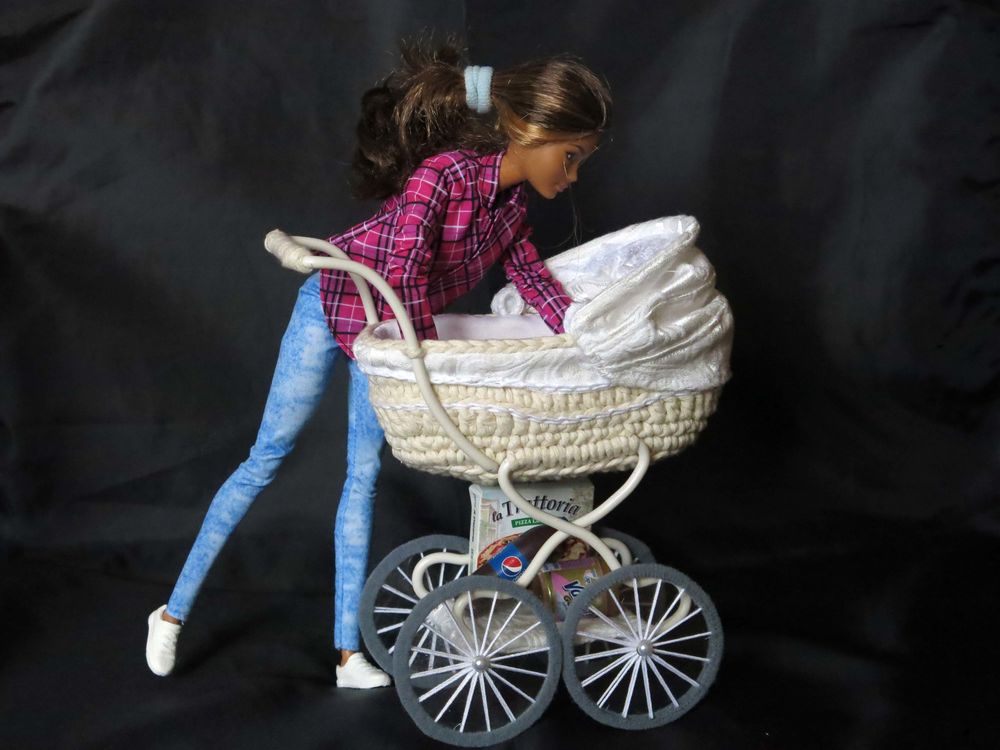 Лежачая коляска для куклы зелено-синяя 35 см