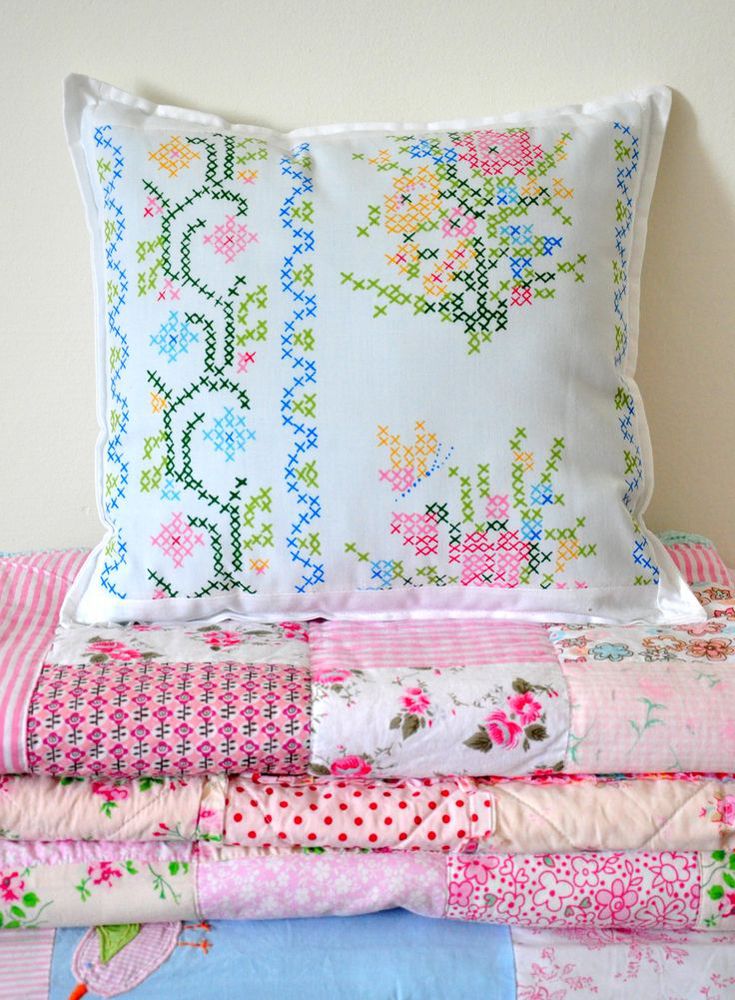 вышить наволочку на подушку. вышитые декоративные подушки. подушки с ручной вышивкой. наволочка с вышивкой на подушку. наволочка с вышивкой на подушку.