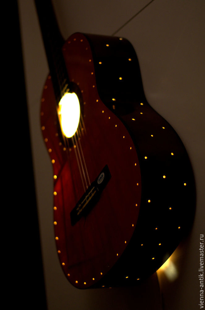 Дэкор гитары в изгадовье кравати в интерьере (50 фото)
