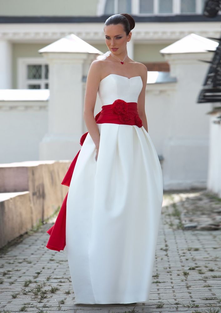 Белое платье красный пояс