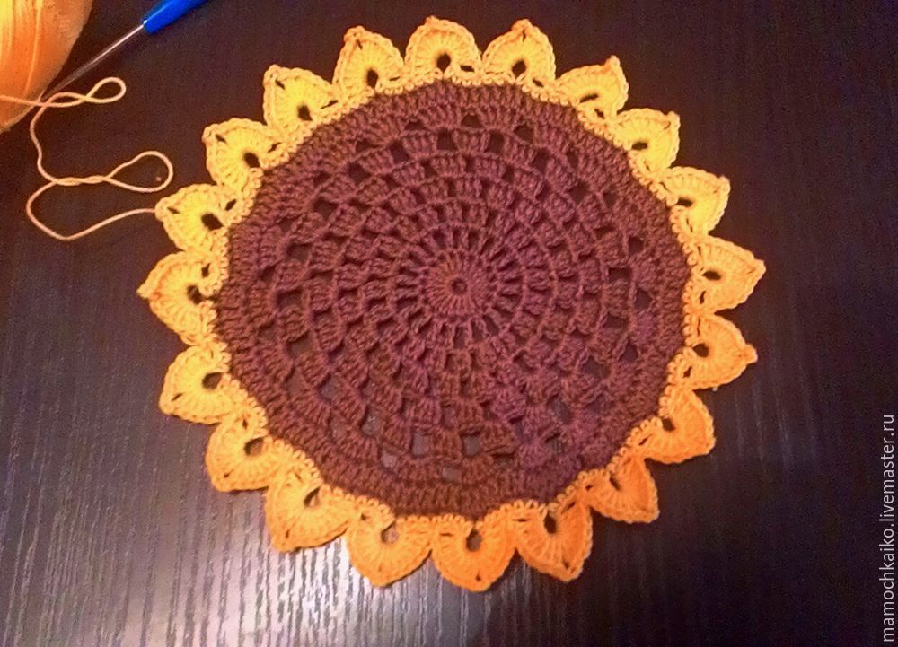 Подставка под горячее крючком. Вязаные подставки под горячее. Вязаные подставки под горячее. Салфетка под горячее крючком. Подставка крючком мастер класс.