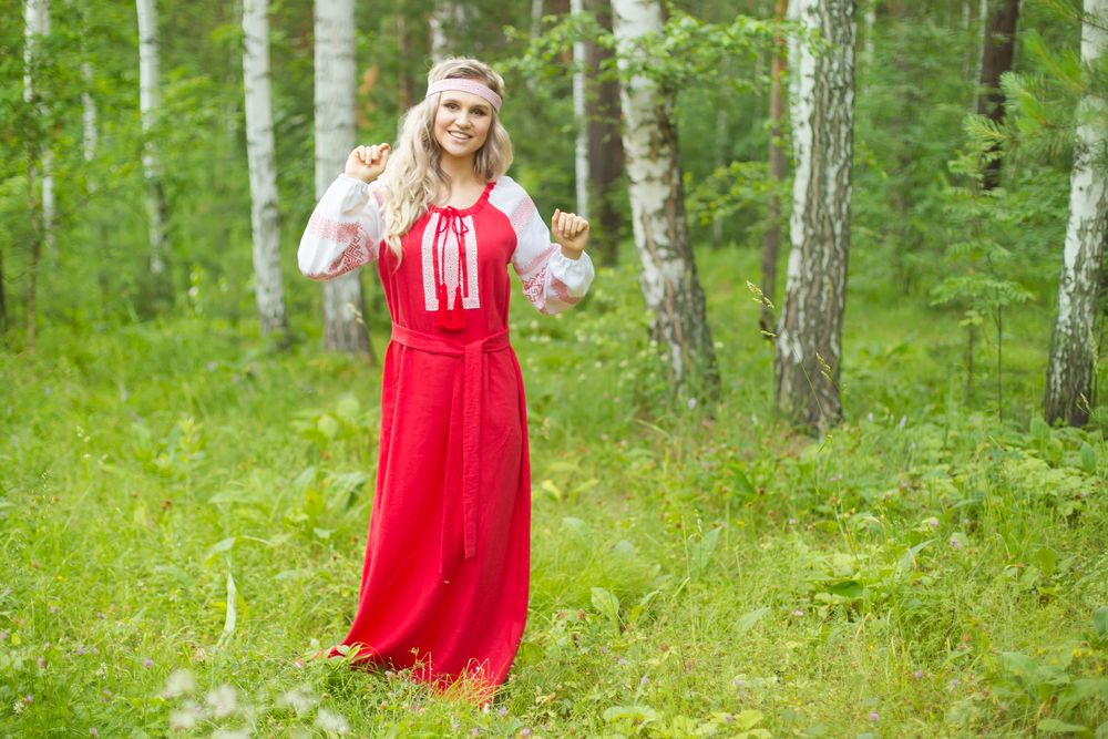 Девушка в славянском платье