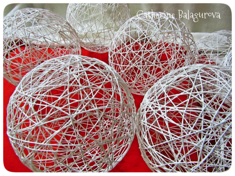 Как сделать новогодние шары из ниток своими руками (12 фото)