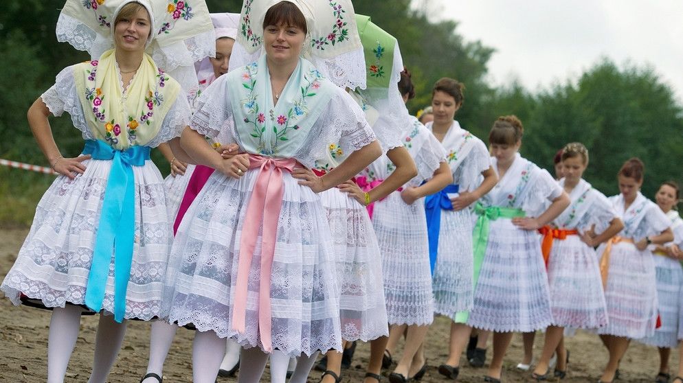 Немецкие этносы. Бранденбург Национальная костюм. Поволжские немцы костюмы и платья. Костюм бранденбуржец. Бранденбург Германия национальный костюм.