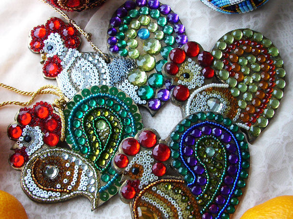 Петушок «по-богатому» из бисера и стразов | Ярмарка Мастеров - ручная работа, handmade