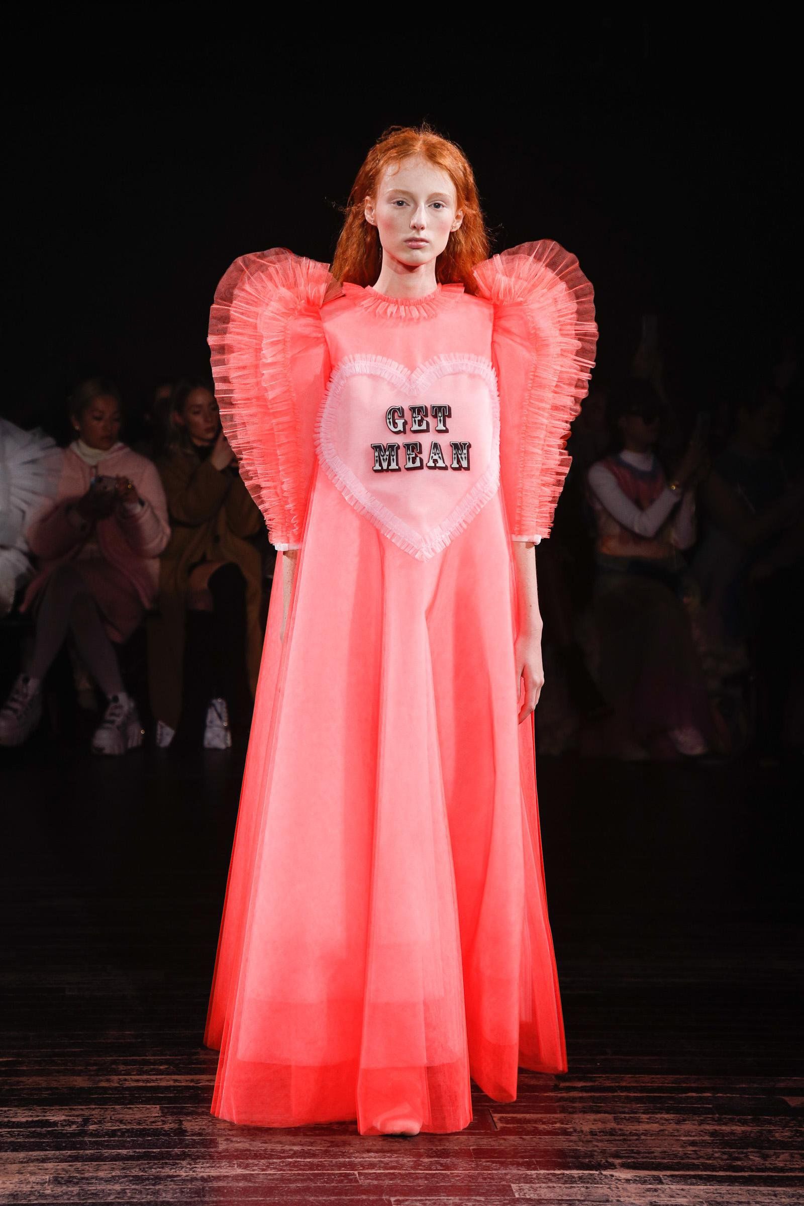 Angel Dresses With Bold Slogans Conceptual Viktor Rolf Spring Summer 19 Zhurnal Yarmarki Masterov