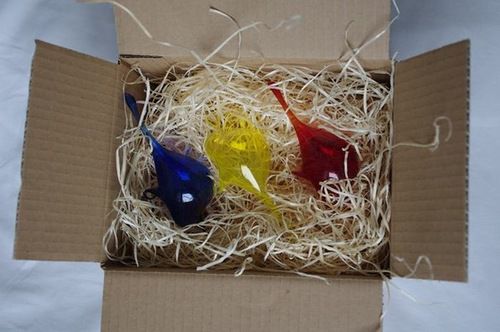 Прозрачная подарочная коробка. Как упаковать стеклянные. Упаковка для хрупких изделий. Посуда в пузырчатой пленке. Как упаковать стеклянные.