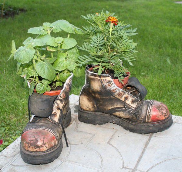 Цветочные горшки из старой обуви — оригинальное украшение для сада, фото № 13