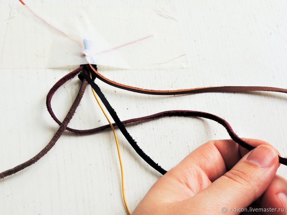 Как сделать браслет из плетеного кожаного шнура, фото № 7