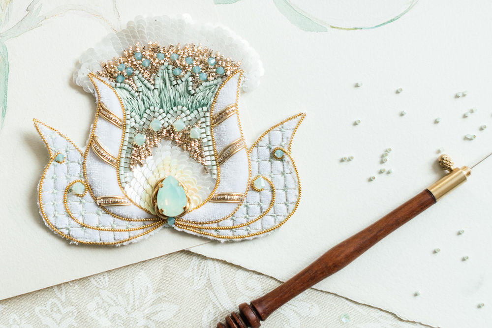 Люневильский вышивка схемы. Люневильская вышивка Лотос. Вышивка гладью люневильским крючком. Люневильская вышивка броши. Брошки в люневильской вышивке.