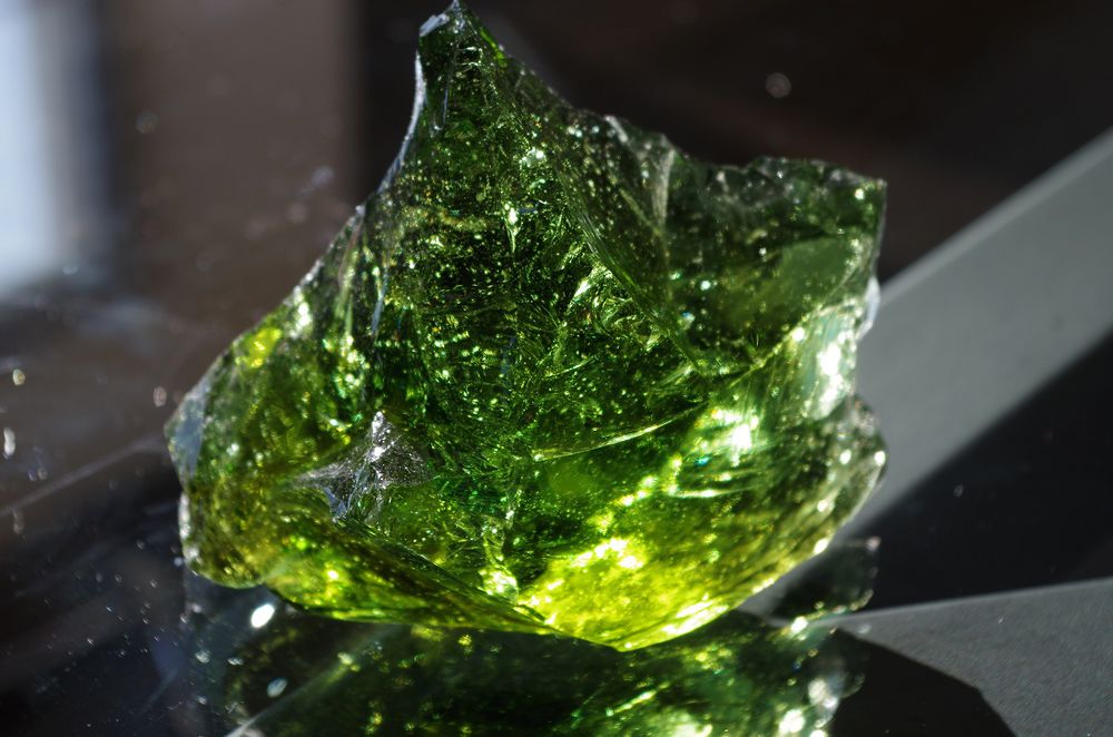 Стекло природный материал. Стеклянные камни - эрклез. Эрклёз стеклянный камень. Эрклез изумруд. Эрклёз зелёный.