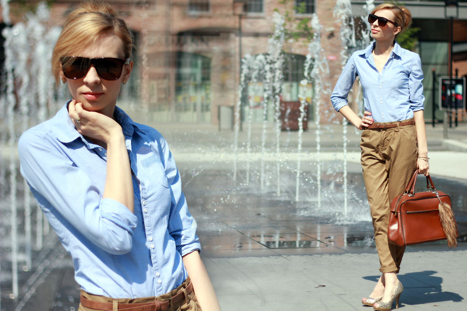 Бежевые брюки и голубая рубашка женская фото