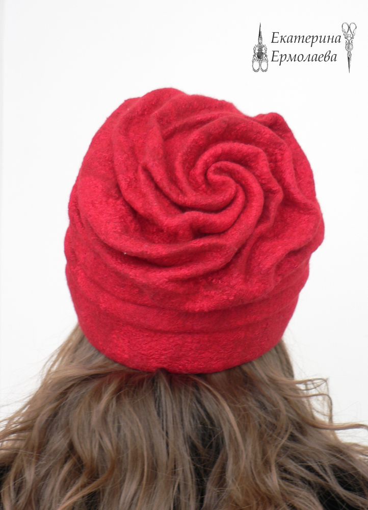 Шапочка розы. Шапка крючком для девочки на весну. Шапочка розы. Шапка "роза". Шапка спицами с розами.