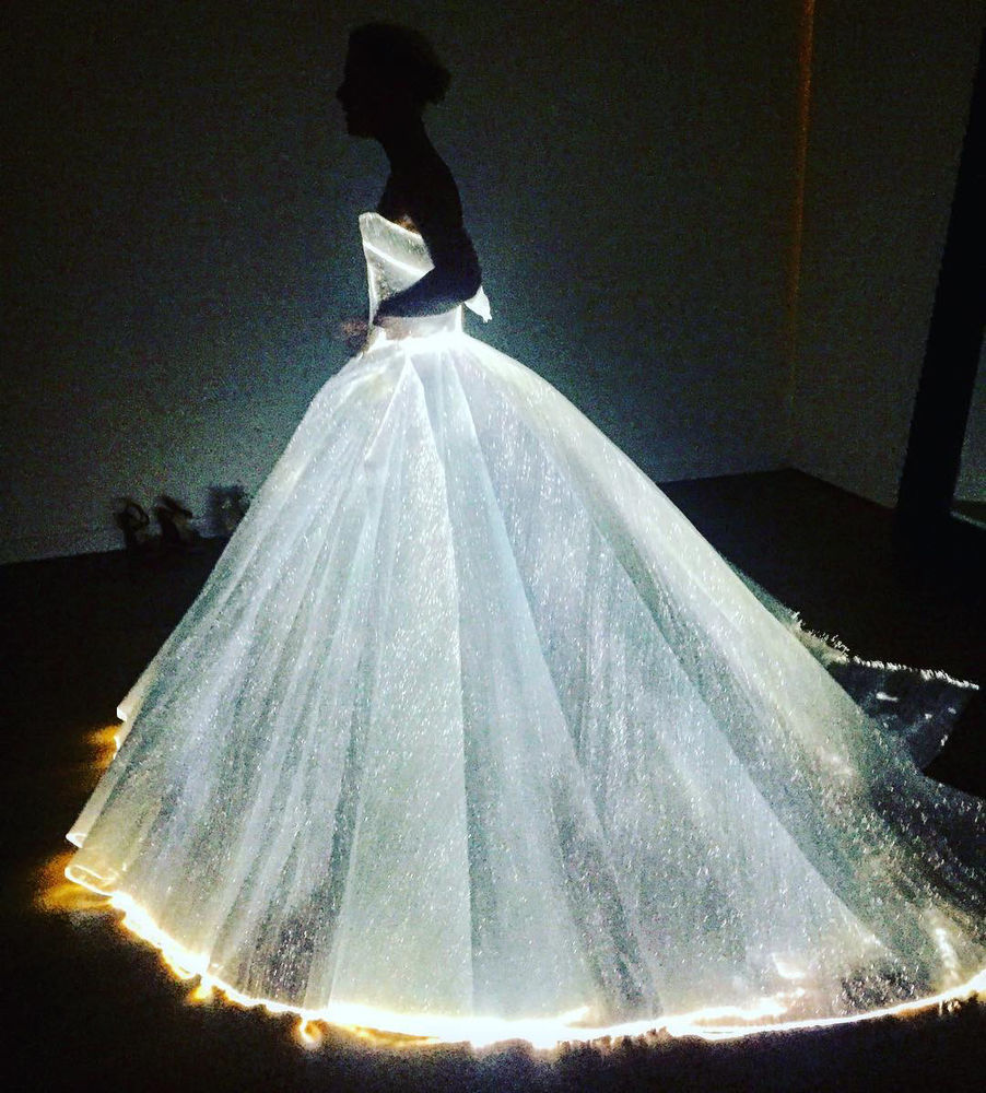 Свадебное платье светится